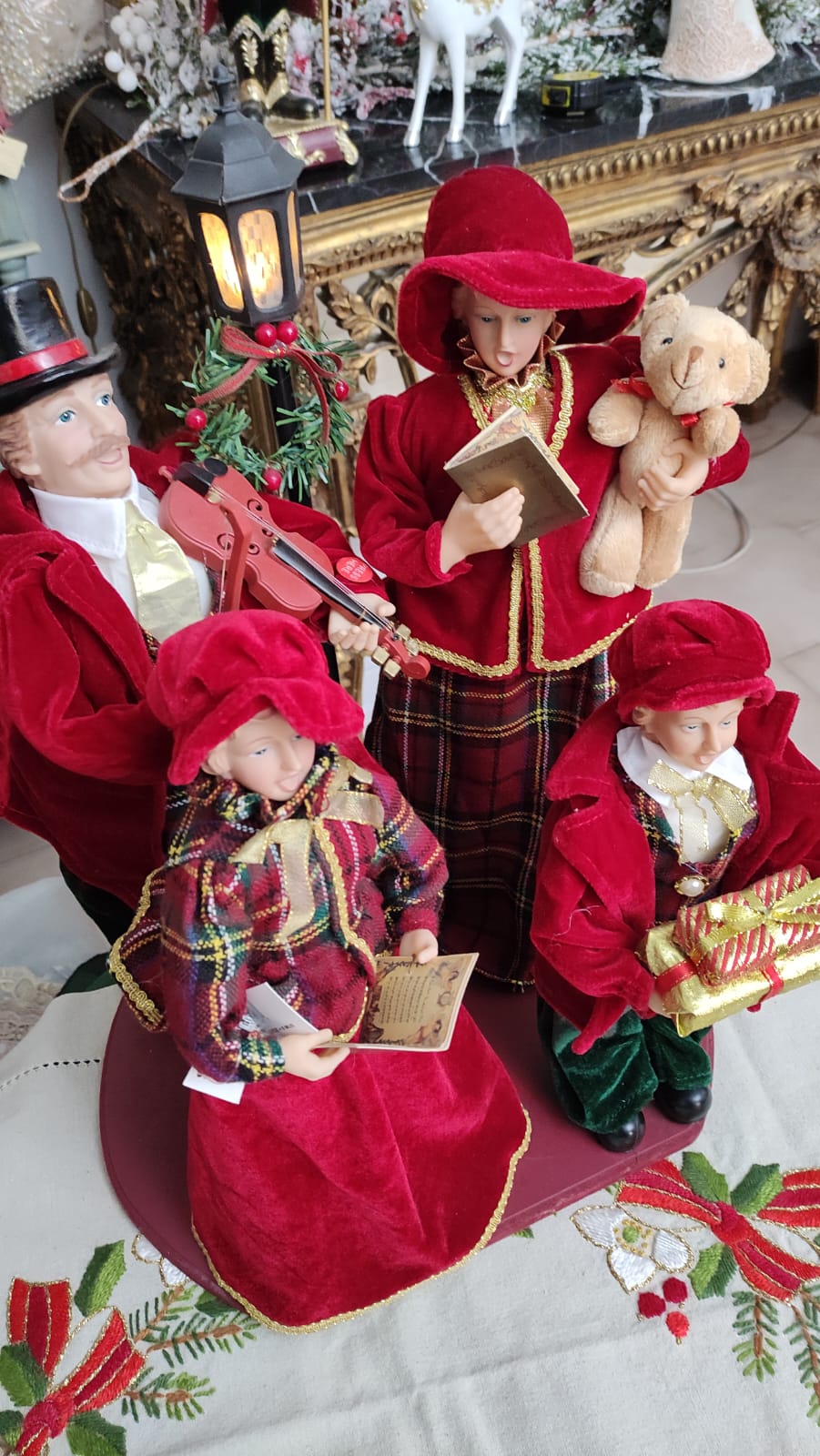 GRUPPO CANTORI DA COLLEZIONE CON MUSICA E MOVIMENTO