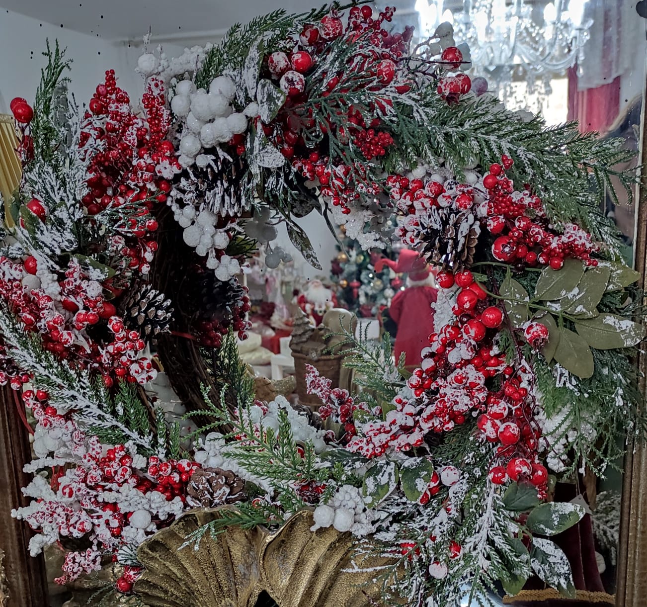 GHIRLANDA NATALIZIA INNEVATA CON BACCHE ROSSE