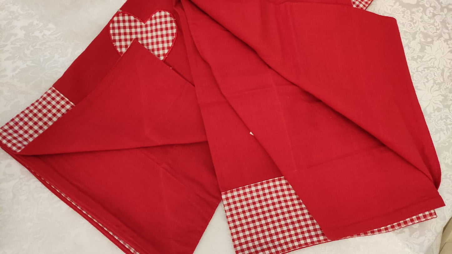 TOVAGLIA ROSSA CON QUADRETTI E CUORI