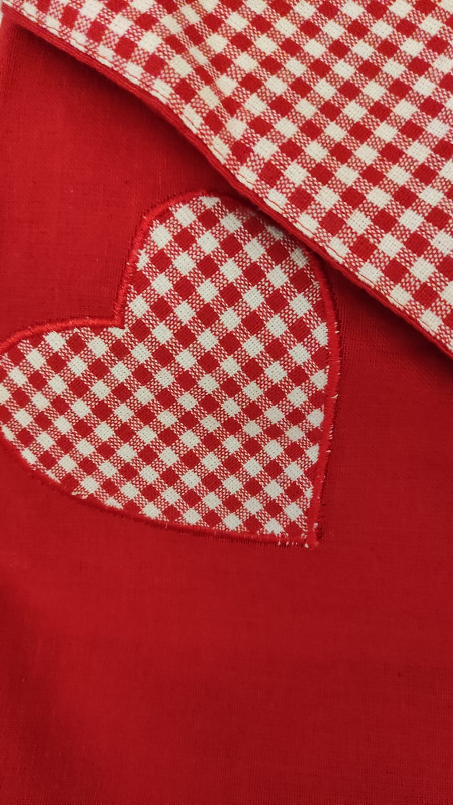 TOVAGLIA ROSSA CON QUADRETTI E CUORI