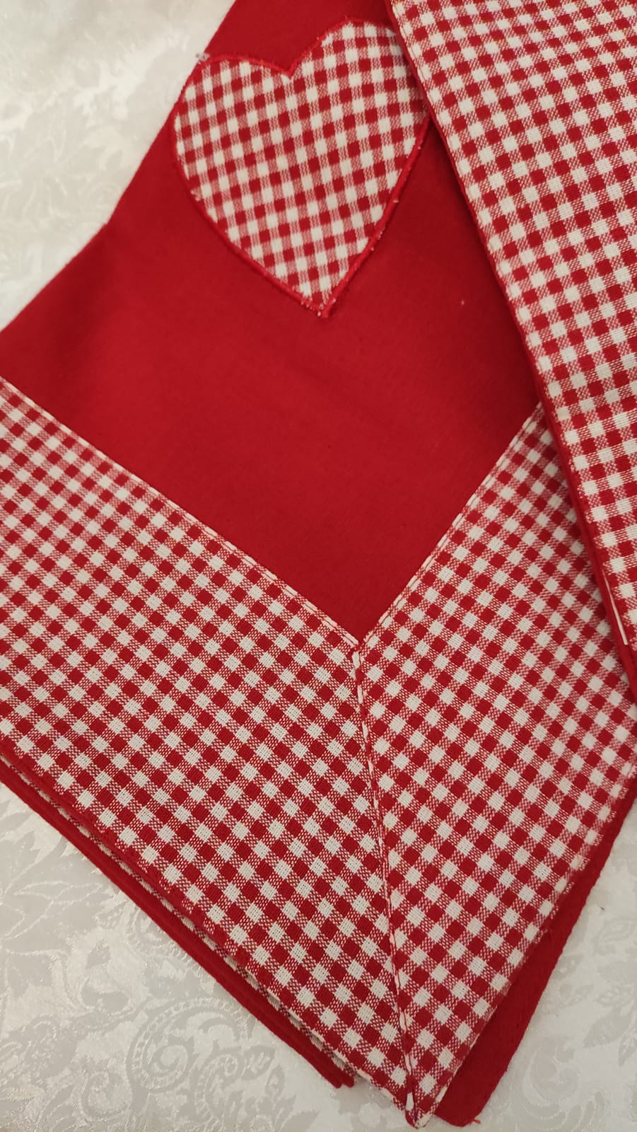 TOVAGLIA ROSSA CON QUADRETTI E CUORI