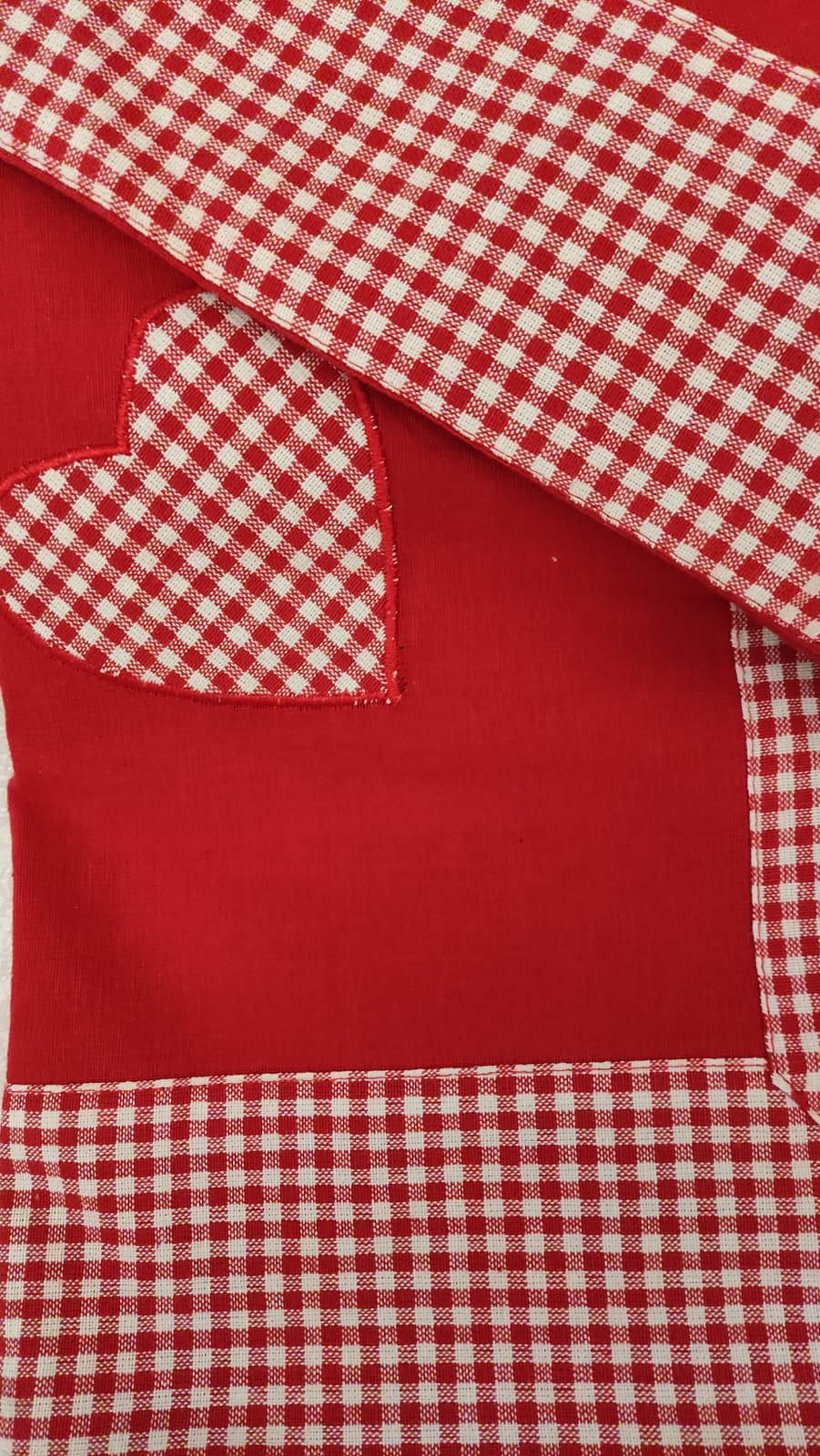 TOVAGLIA ROSSA CON QUADRETTI E CUORI