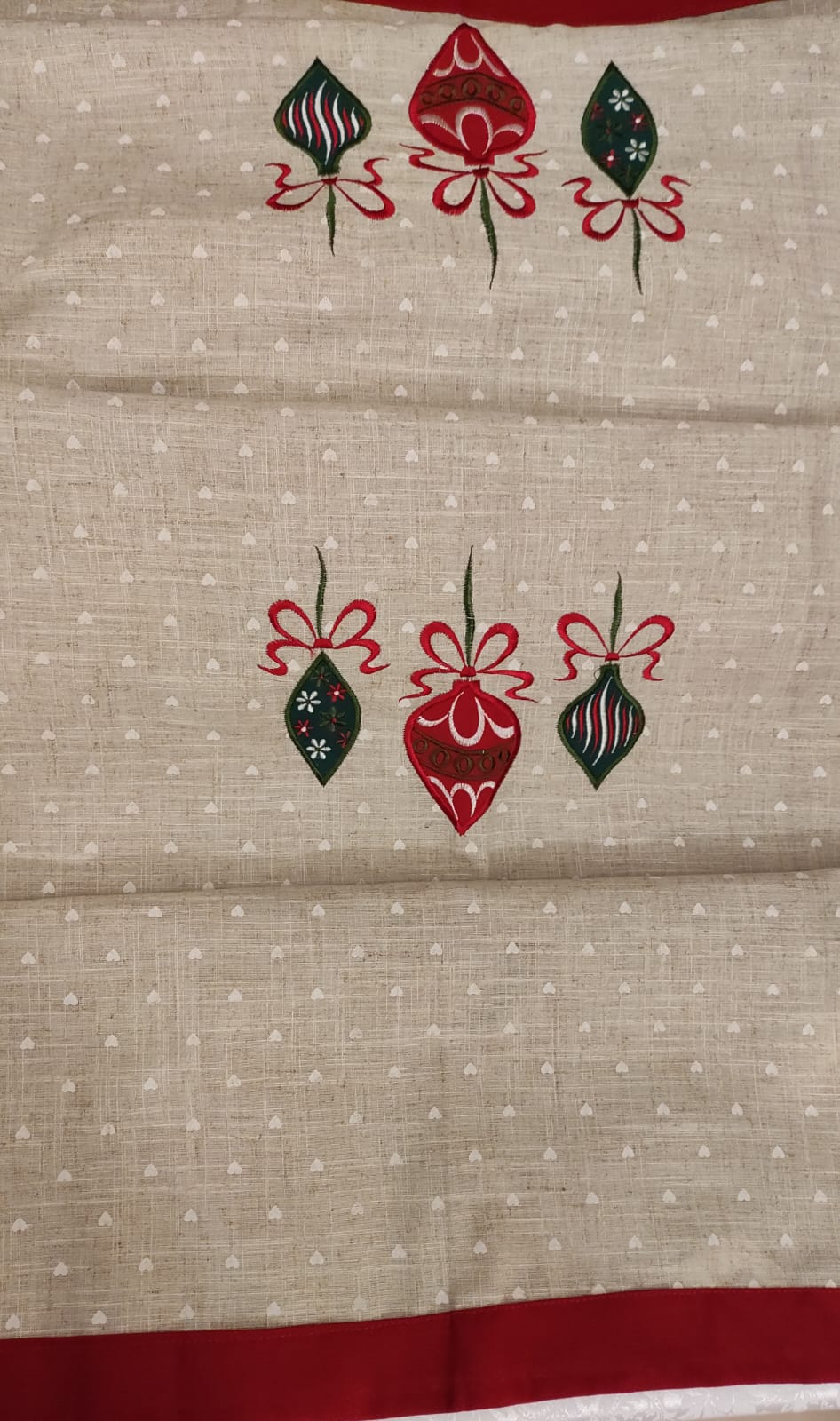 TOVAGLIA BORDO ROSSO CON DECORAZIONE NATALIZIA