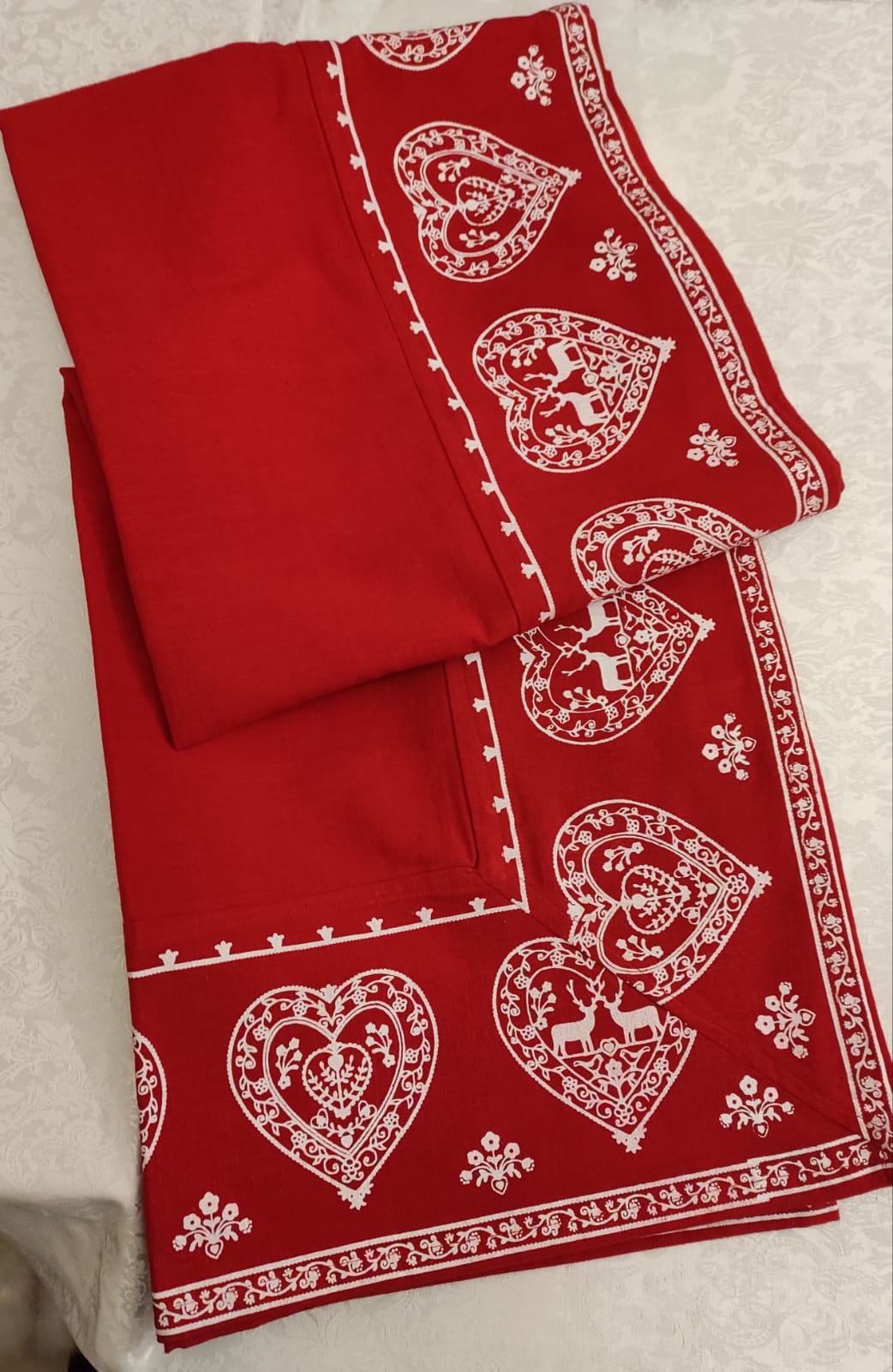 TOVAGLIA ROSSA CON CUORI E RENNE