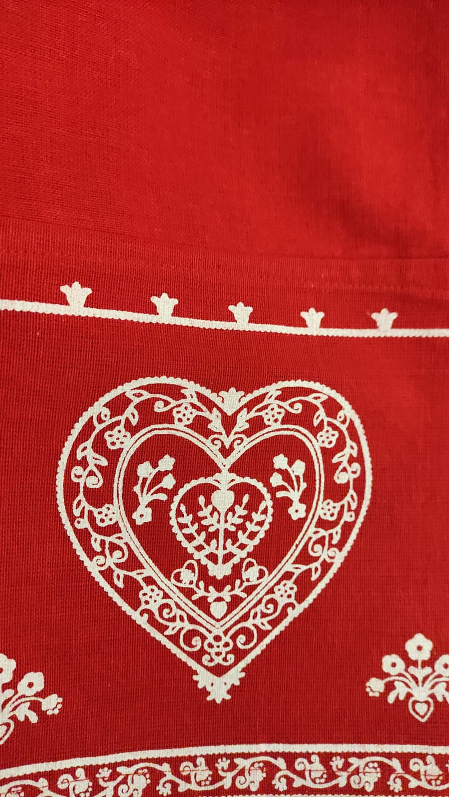 TOVAGLIA ROSSA CON CUORI E RENNE